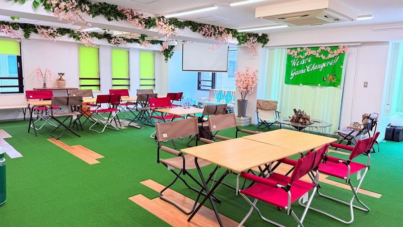 キャンプ場をイメージした開放的なセミナールーム。企業研修、セミナー、交流会、ワークショップなど幅広い用途でご利用いただけます。最大56名着席可能。 - ビジョンプレイス ビジョンプレイス2階　キャンプファイヤーの室内の写真