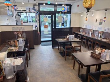ターリー屋　新宿明治通り店 テーブル4名席の室内の写真