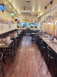 ターリー屋　中野サンモール店 カウンター1名席の室内の写真