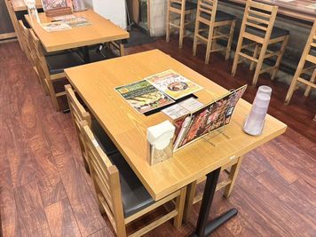 ターリー屋　新宿三井ビル店 テーブル4名席の室内の写真