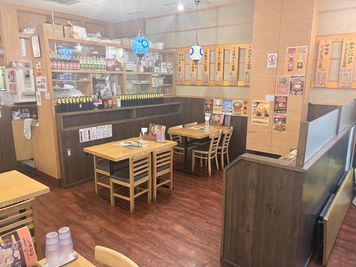 ターリー屋　新宿三井ビル店 テーブル2名席の室内の写真