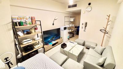 ６名様がゆったり座れます。床はクッションマットが敷かれ、おしりに優しい仕様です🌟 - 超駅チカ☆極プライベート空間　グッドワン新大阪Rakusioの室内の写真