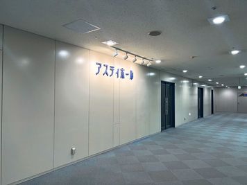 オフィスビル内にあるスペースです。
※廊下は共用部です。 - アスティホールの入口の写真