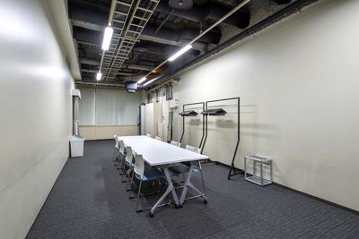 控室1室が付属。写真手前に自動販売機もございます - アスティホールの設備の写真