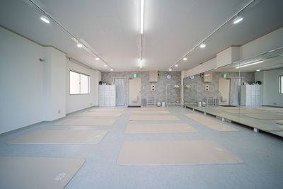 窓側からメインフロア全体を見渡せる一枚です。 - レンタルスタジオ　Field 六本松店の室内の写真 - レンタルスタジオ　Field 六本松店の室内の写真