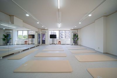 入口から見たフロア全体です。明るく開放的な空間が広がります。 - レンタルスタジオ　Field 六本松店の室内の写真 - レンタルスタジオ　Field 六本松店の室内の写真