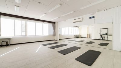 鏡６面は４名が手足を伸ばしたゆったりとしたスペースで運動できます - PALETTEスタジオ 百合ヶ丘の室内の写真
