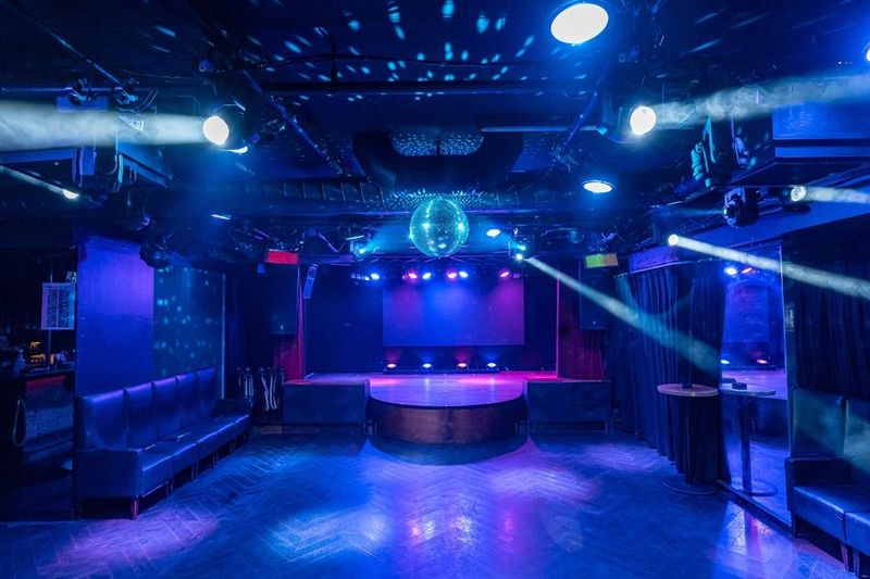 大型LEDスクリーン、ステージ、プロ仕様の照明・音響を完備したメインフロア。ライブ、ダンス、演劇など、本格的なステージ演出が可能です。 - AiSOTOPE LOUNGE レンタルスペースの室内の写真