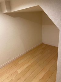 階段下の収納スペース奥のようすです。
幅75cm程度/奥行き90cm/高さ80cm程度 - Kohピアノ教室・音楽スタジオ・レンタルスペース 【生活用品保管・荷物一時受け等いたします】階段下収納1.6畳の室内の写真