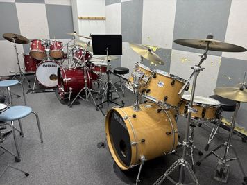 ドラムセット3台完備。完全防音♪ - 長町センター M4教室 ドラム 防音室の室内の写真
