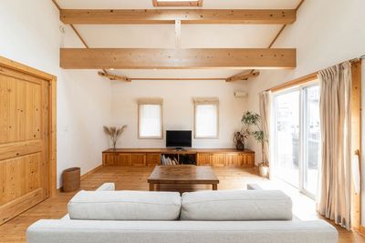 自然光がたっぷり入り、曇りの日でも明るい室内 - ゲストハウスモシモ 一戸建てレンタルスタジオの室内の写真