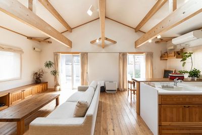 無垢材のフローリングと漆喰の壁の明るい吹き抜けリビングダイニング - ゲストハウスモシモ 一戸建てレンタルスタジオの室内の写真