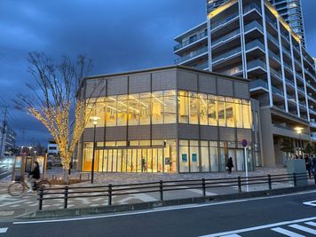 幕張ベイパーク　クロスポート 幕張ベイパークの中心交差点　クロスポート　フロント広場の室内の写真