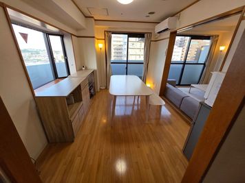 2人がけダイニングテーブル 簡易キッチンカウンター付き - レンタルラウンジ橋本 橋本駅近 ゴミ捨て無料 おうちスペース の室内の写真