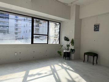 奥の壁には一面ピクチャーレールが配置。自由に展示物を付け替えて展示会にも活用できます！ - KCC Gallery&Studio  KCC Studio&Gallary 堀江/新町の室内の写真