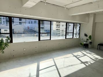 自然光が入る広い窓と白壁のスタジオです。 - KCC Gallery&Studio  KCC Studio&Gallary 堀江/新町の室内の写真