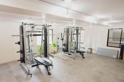 充実した設備を備えた広々としたトレーニング空間 - 女性専用セミパーソナルジムNohea 高宮店 レンタルジムの室内の写真