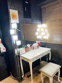大きめの鏡でメイク直しスペース
ドライヤー・ヘアアイロン完備 - Bloom Beauty School Bloom(ブルーム) 大阪上本町・谷町九丁目の設備の写真