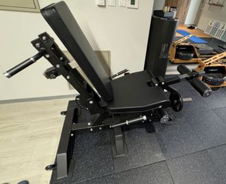 レッグエクステンション、カールマシン
(太もも前と裏の筋肉を使うマシンです。) - 多目的レンタルスタジオ、ジムの設備の写真