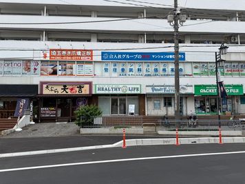 視認性のいい大きい交差点に面した路面店となります。
店舗看板はヘルシーライフです。 - 多目的レンタルスタジオ、ジムの外観の写真