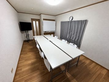【宇都宮駅4分!駐車場無料！最大10名利用可】会議・セミナーに 【駐車場無料】駅近会議室の室内の写真