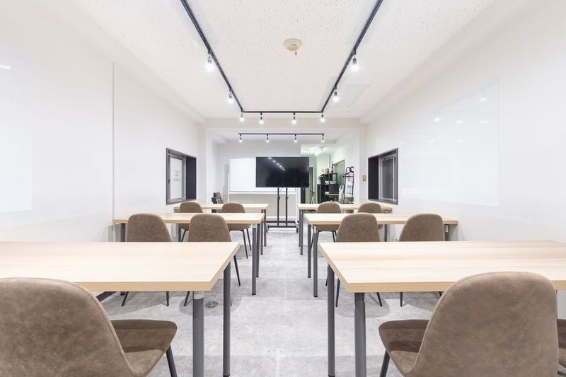 スクール形式12名 - 875_k・LOUNGE神田大手町 レンタルスペースの室内の写真