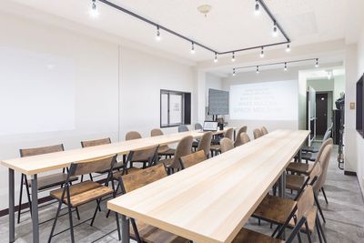 24名着席 - 875_k・LOUNGE神田大手町 レンタルスペースの室内の写真