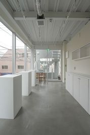 自然光×ナチュラルな内装の多目的スペース。物撮りやポートレート、個展、ワークショップや少人数イベントに。阿佐ヶ谷の落ち着いた一棟 - 【阿佐ヶ谷】新築ビル2F｜gallery space kado