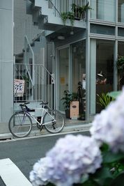 １階には素敵な喫茶が入っております - 【阿佐ヶ谷】新築ビル2F｜gallery space kado 阿佐ヶ谷 自然光スペース／撮影・イベント・展示の外観の写真