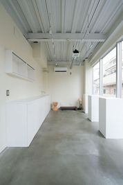 白ボックス什器が４つ常置など常置しております - 【阿佐ヶ谷】新築ビル2F｜gallery space kado 阿佐ヶ谷 自然光スペース／撮影・イベント・展示の室内の写真