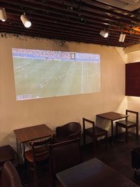 プロジェクターでテレビ（地デジ）がみれます。 - 渋谷カフェ 渋谷 ・表参道　キッチン付きレンタルスペースの室内の写真