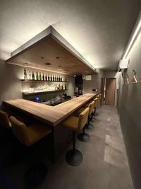 入り口から入ったカウンター
キッチンは冷蔵庫・冷凍庫・炭酸サーバー・IHコンロがあります。 - ROBBY 路面店1階飲食店スペースの室内の写真