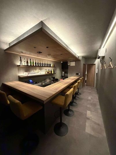 入り口から入ったカウンター
キッチンは冷蔵庫・冷凍庫・炭酸サーバー・IHコンロがあります。 - ROBBY 路面店1階飲食店スペースの室内の写真