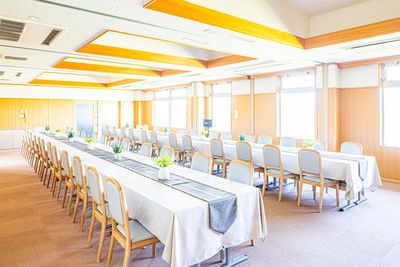 後ろに配膳室付き、机合計24台、椅子合計60脚。パネルで3室分けての利用も可能 - GIC Galaxy International Centerの室内の写真
