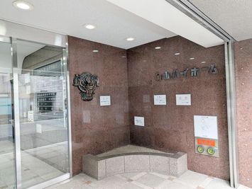 金山ハイホームエントランス。落ち着いた雰囲気のレンタル会議室です - 名古屋金山ハイホーム 金山レンタル会議室　ポーテの外観の写真