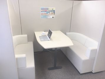 【各線梅田駅・JR大阪駅より徒歩5分♬】大阪駅前第四ビル/4名様掛けソファー/ビジネスの商談に！好アクセスの商談室♪ - Busico.梅田