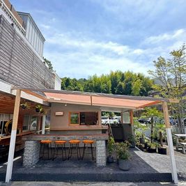 緑に囲まれたカフェ - LUMBER BETON VALLEY 【貸切】【10名以下】クオリー　Quarryの室内の写真