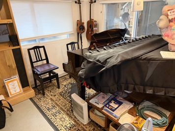 演奏可、演奏にくる方もいます - LUMBER BETON VALLEY 【貸切】【10名以下】クオリー　Quarryの室内の写真