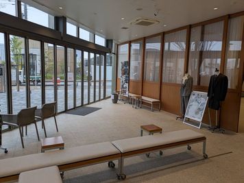 幕張ベイパーク　クロスポート　CROSS PORT ガラス張りテラス　幕張ベイパーク交差点の室内の写真