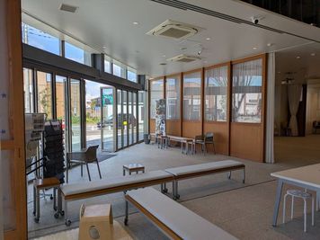 幕張ベイパーク　クロスポート　CROSS PORT ガラス張りテラス　幕張ベイパーク交差点の室内の写真