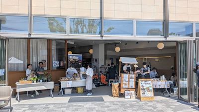 視認性抜群のガラス張りテラス!街の視線を集めるプロモーションスペース - 幕張ベイパーク クロスポート CROSS PORT