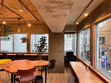 広い窓で日当たりも良好。窓はパネルで閉じることも可能です。 - REDO PARK神保町の室内の写真