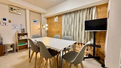 RAKUNA新宿Ⅳ【西新宿駅1分！】格安★光回線高速Wi-Fi★会議・打ち合わせ・Webミーティング・準備室・メイク等♪トイレ有 - RAKUNA新宿Ⅳ