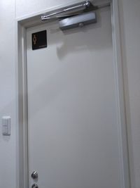 ミニキッチンの奥にさりげなく女性専用トイレを設置。女性参加者が多い研修・勉強会にも安心です。 - キョーエイ三之丸ビル レンタルスペース　TERRAの設備の写真