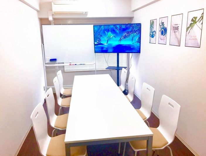 50型のテレビとホワイトボード・冷蔵庫・電子レンジ完備 - Hana＊新宿西口の室内の写真