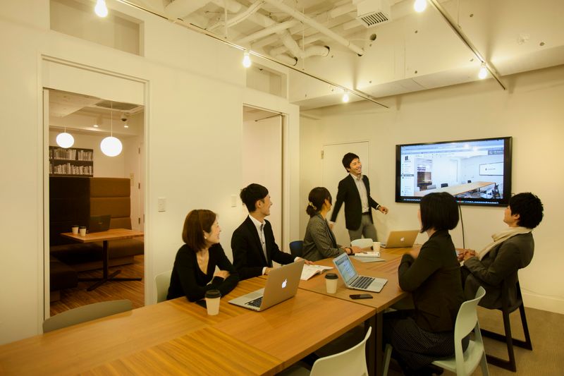 webミーティング・取引先との商談・東京出張時の打合せ・勉強会・教室など実績多数◎ - LEAGUE銀座 ミーティングスペース（12名）の室内の写真
