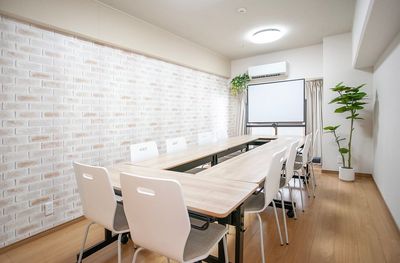 【中野南口3分】会議・研修・配信・レッスン◎｜12名着席/最大16名｜プロジェクター/施術ベッド/Wi-Fi完備 - レンタルスペース RMサテライト中野