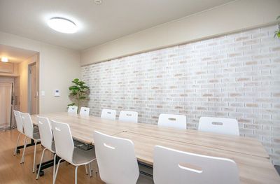 会議スタイル（12人） - レンタルスペース RMサテライト中野の室内の写真