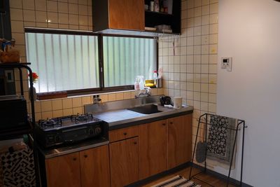 キッチンには一通りの設備がついております。冷蔵庫も完備。 - S/O（Stop Over）A room of BREMENS 平屋古民家の一棟貸スペースの室内の写真