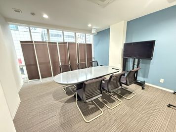 椅子を２つ追加して最大８名様での利用が可能！ - バルコムシェアオフィス 大会議室【６階】の室内の写真